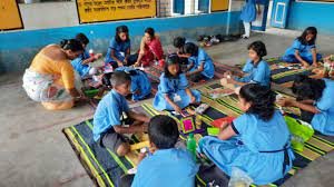 বাচ্চাদের স্বাস্থ্যকর স্কুল টিফিনের মূল উপাদানগুলো একটি টিফিন বক্সে সাজানো।
