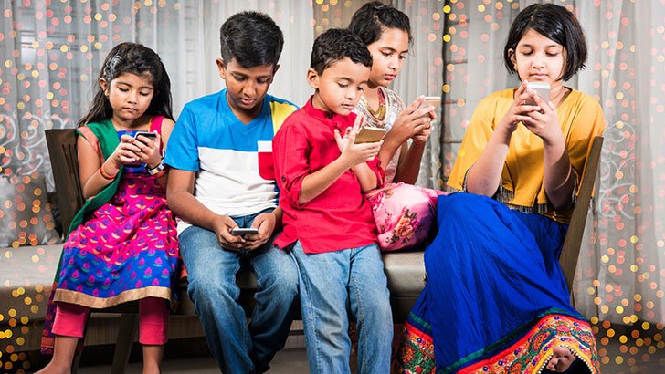শিশুর মোবাইল আসক্তি কমাতে সৃজনশীল কাজে ব্যস্ত একটি শিশু।