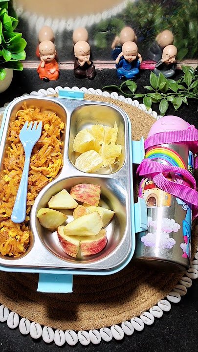 দুই বছরের বাচ্চার জন্য নরম ও স্বাস্থ্যকর টিফিনের খাবার সাজানো।