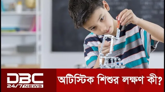 একটি ছোট শিশু খেলনা নিয়ে খেলার সময় তার নিজস্ব কল্পনা জগতে হারিয়ে আছে।