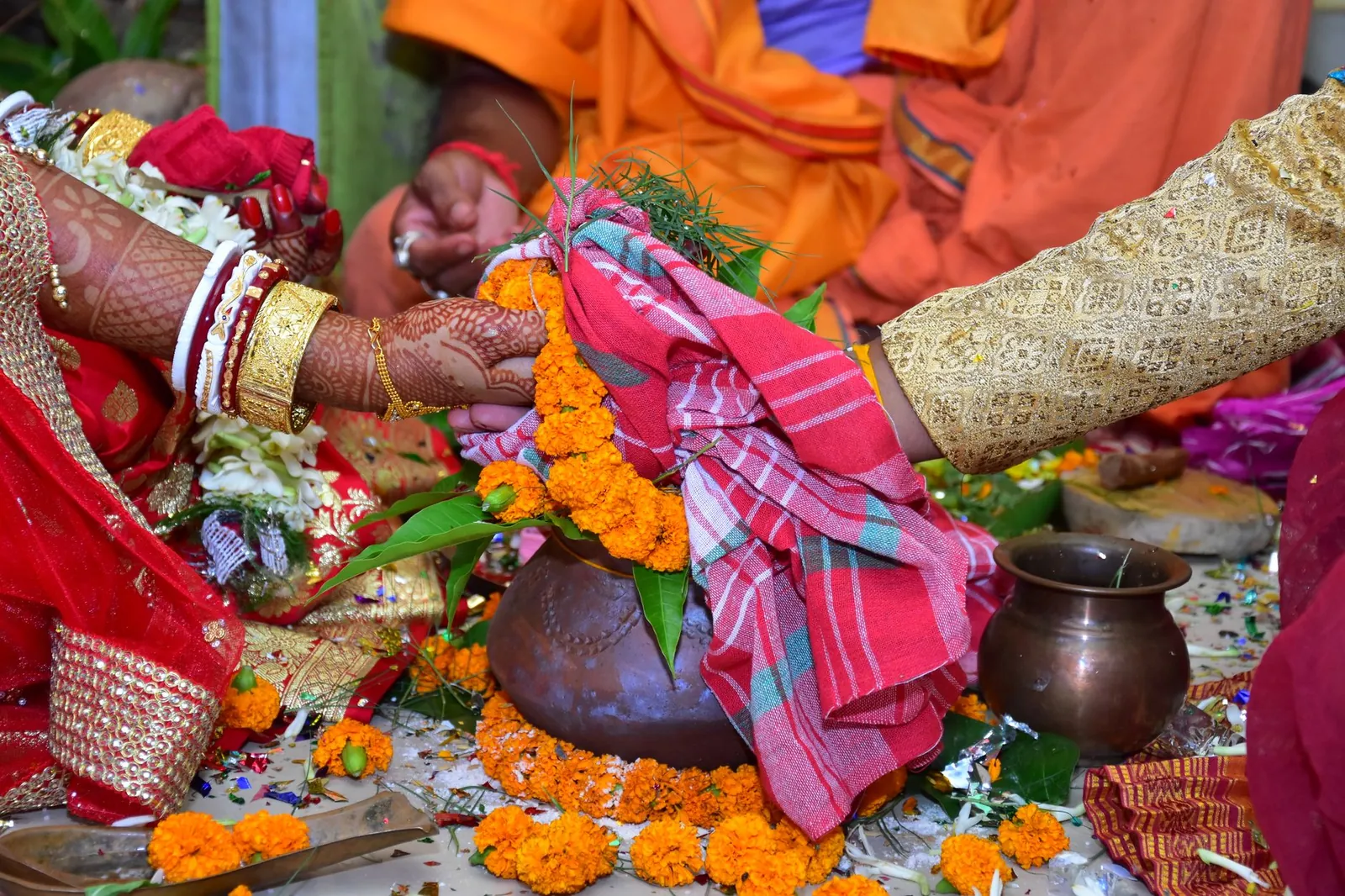 ছোট বাচ্চা খেলনা তুলে বাক্সে রাখছে এবং জুতো গুছিয়ে রাখছে।