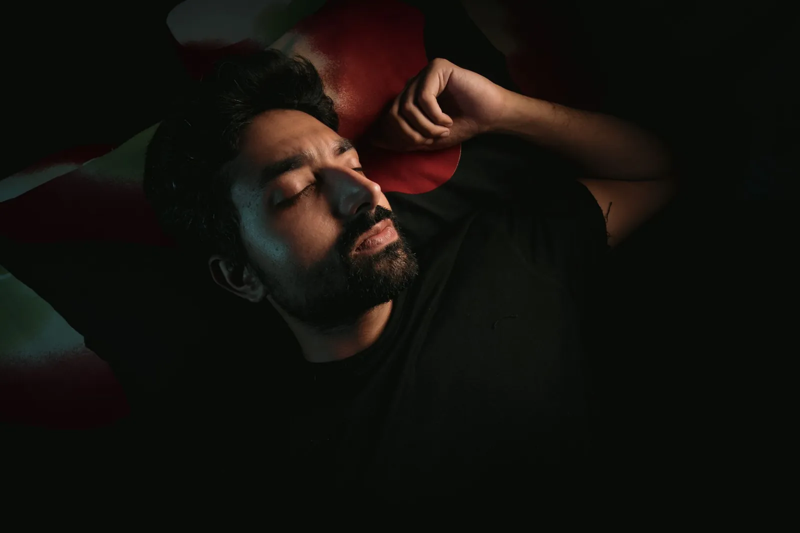 সন্ধ্যায় শিশুর বিছানার পাশে রাখা খালি পানির গ্লাসের দৃশ্য।