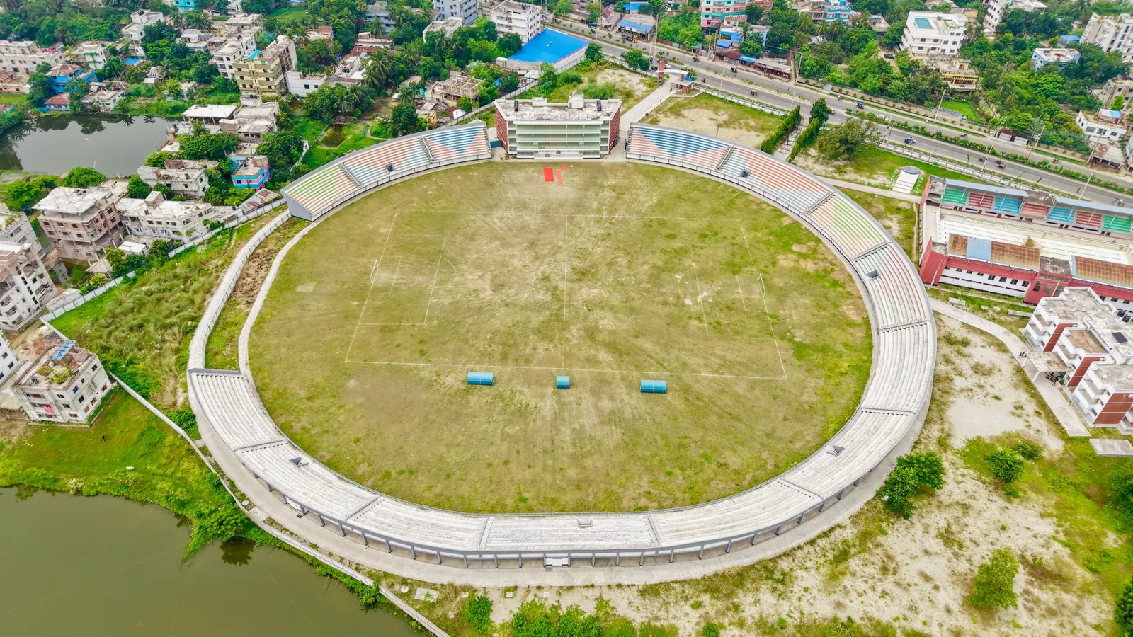 পার্কে ছোট দলে খেলতে শেখা দুটি শিশু