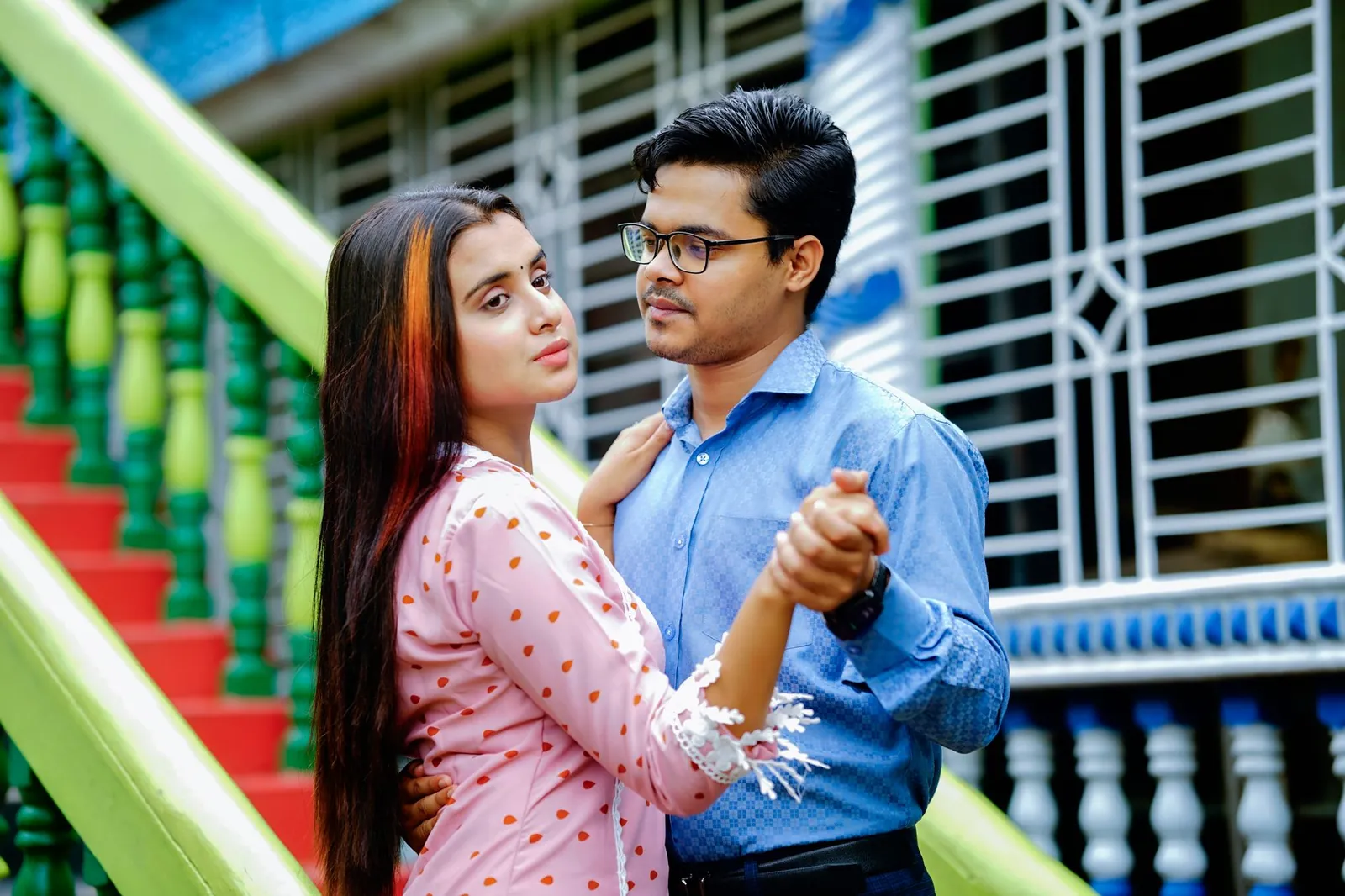 বিছানা গোছানোর পর বাচ্চা হাসিমুখে তার কাজ শেষ হওয়া দেখাচ্ছে।
